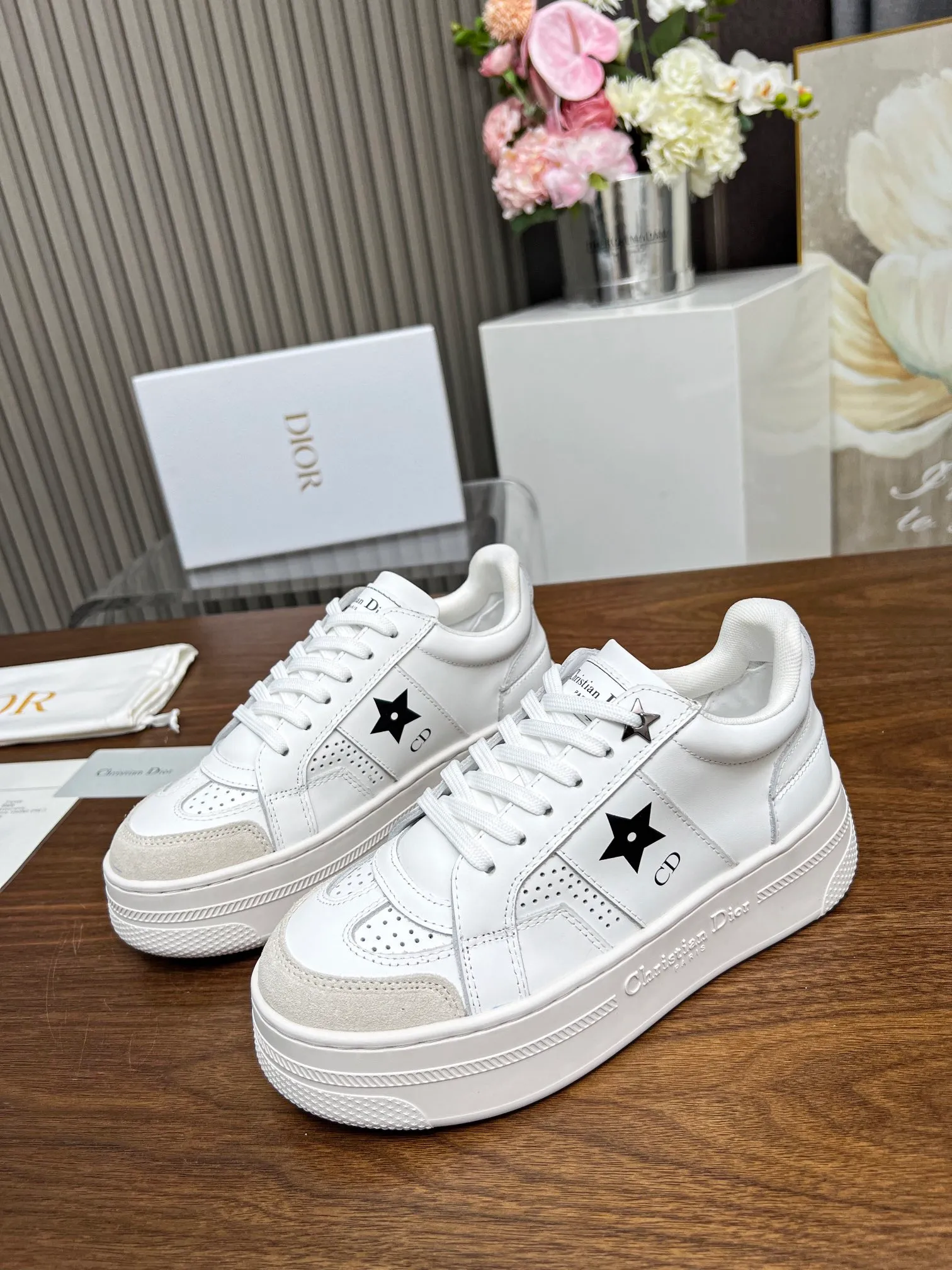 👟👟Ex-factory price 480👟👟 Women's Shoes Women's Clothing Women's Shoes Factory Dior's 2024 new Lucky Star, star sneakers, improve the signature line of modern style. The upper is carefully crafted from white calfskin, with matching suede calfskin panels on the front, and black CD signatures and star patterns on both sides, highlighting its unique charm. With a thick yet ultra-light signature sole that is 5cm taller, this sneaker can be paired with casual wear all year round. Size: 35-41. Welcome to place your order in the picture above [Rose][Rose][Rose]
